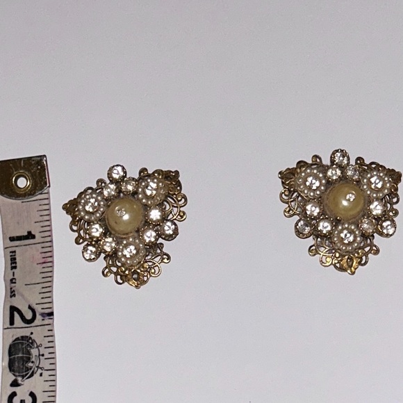 AMAZING VINTAGE SIGNED SELRO CORP  GOLD FILIGREE FAUX PEARL RHINESTONE EARRINGS - Picture 3 of 3